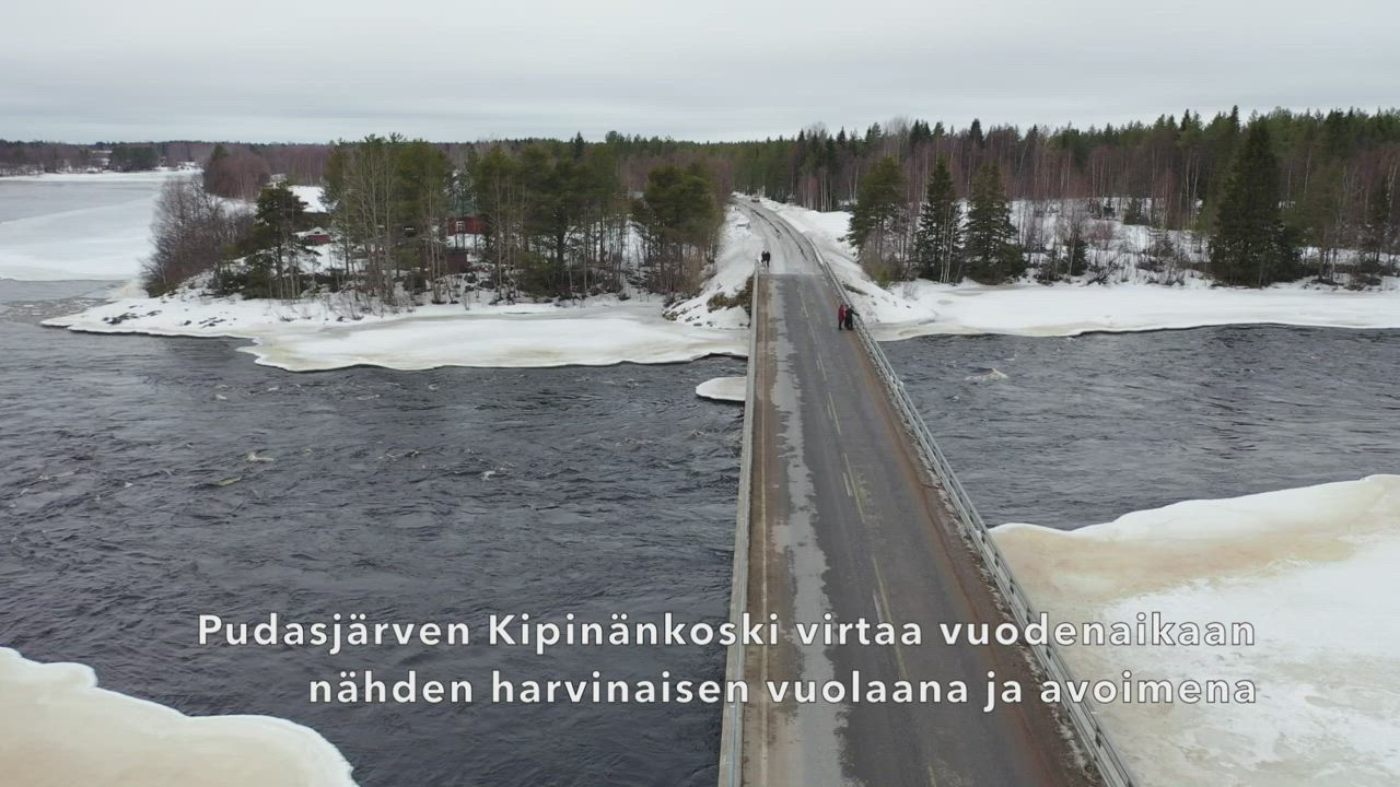 Iijoen soutajaveteraanit ja uuden soututapahtuman järjestäjät keväisen Kipinänkosken äärellä