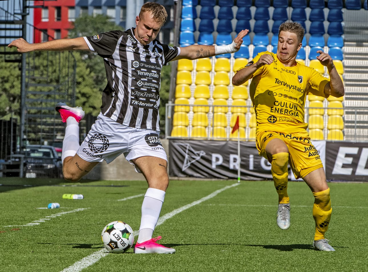 Tuomas Kaukua (oik.) oli muun AC Oulun joukkueen kanssa vaikeuksissa Turussa. Kuvassa Kaukuaa vastassa TPS:n Kian Visser.