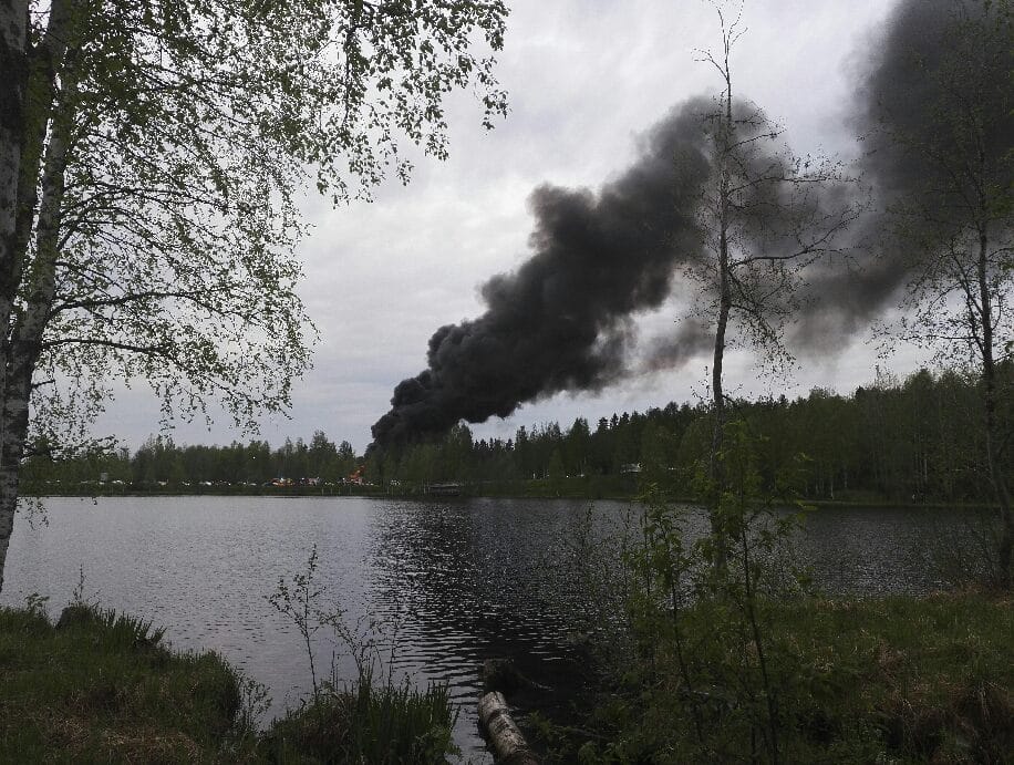 Palo tuprutti voimakkaat mustat savut taivaalle.