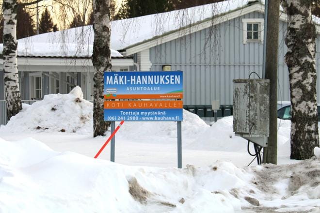 Nykyisissä kylteissä asuntoalueen nimi ei ole perusmuodossa. Kuntalaisilta tulleiden kommenttien joukossa on toive, että se asia muuttuisi. KUVA: ANU NAHKALA