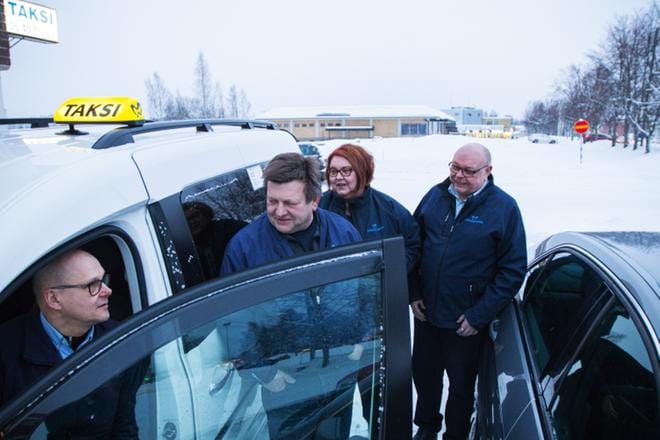 Jalasjärveläisten taksinkuljettajien mukaan vammaisten, sairaiden ja vanhusten kyyditykset järjestyivät hyvin, kun asiakas sai tilata taksin suoraan kuljettajalta. Taksinkuljettajat Jarkko Ojaniemi, Seppo Hirsimäki, Tarja Mäntykoski ja Ari Aho toivovat, että irtisanomisilmoitus herättäisi JIK-kuntayhtymän viimein kuuntelemaan heitä ja ryhtymään asian vaatimiin toimenpiteisiin. KUVA: MARJUT KRIIKKU