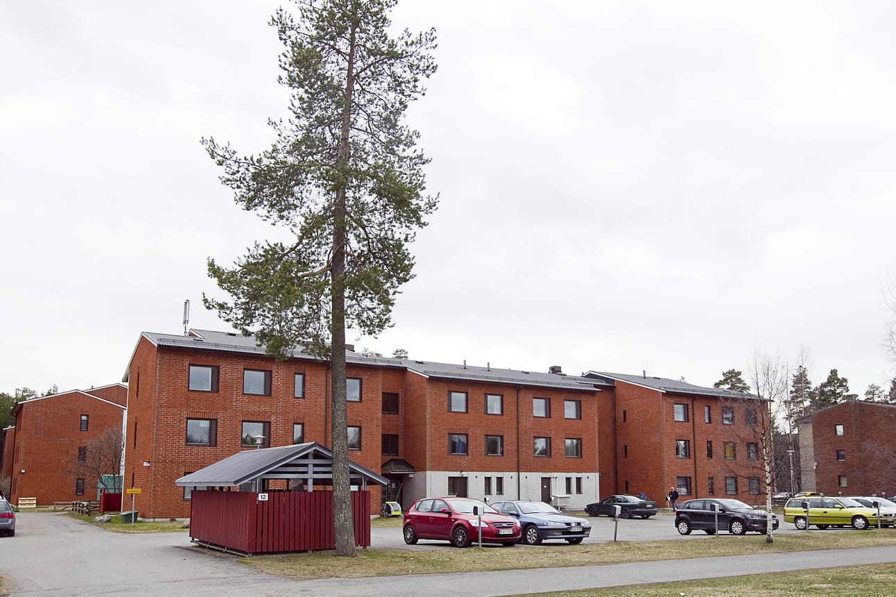 Mäntylässä Postimestarintie 12 on vuorossa tällä erää viimeisenä Oulun Sivakka Oy:n peruskorjauskohteena. Muut Mäntylän korjatut vuokratalot ovat Postimestarintie 14, 15 ja 21.