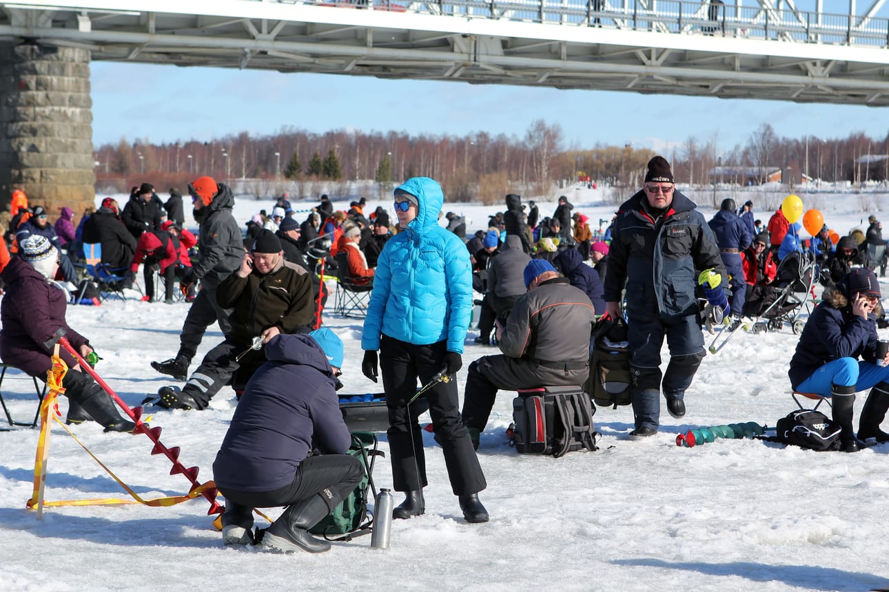 Tornion Suurpilkeillä oli lauantaina paljon pilkkijöitä.