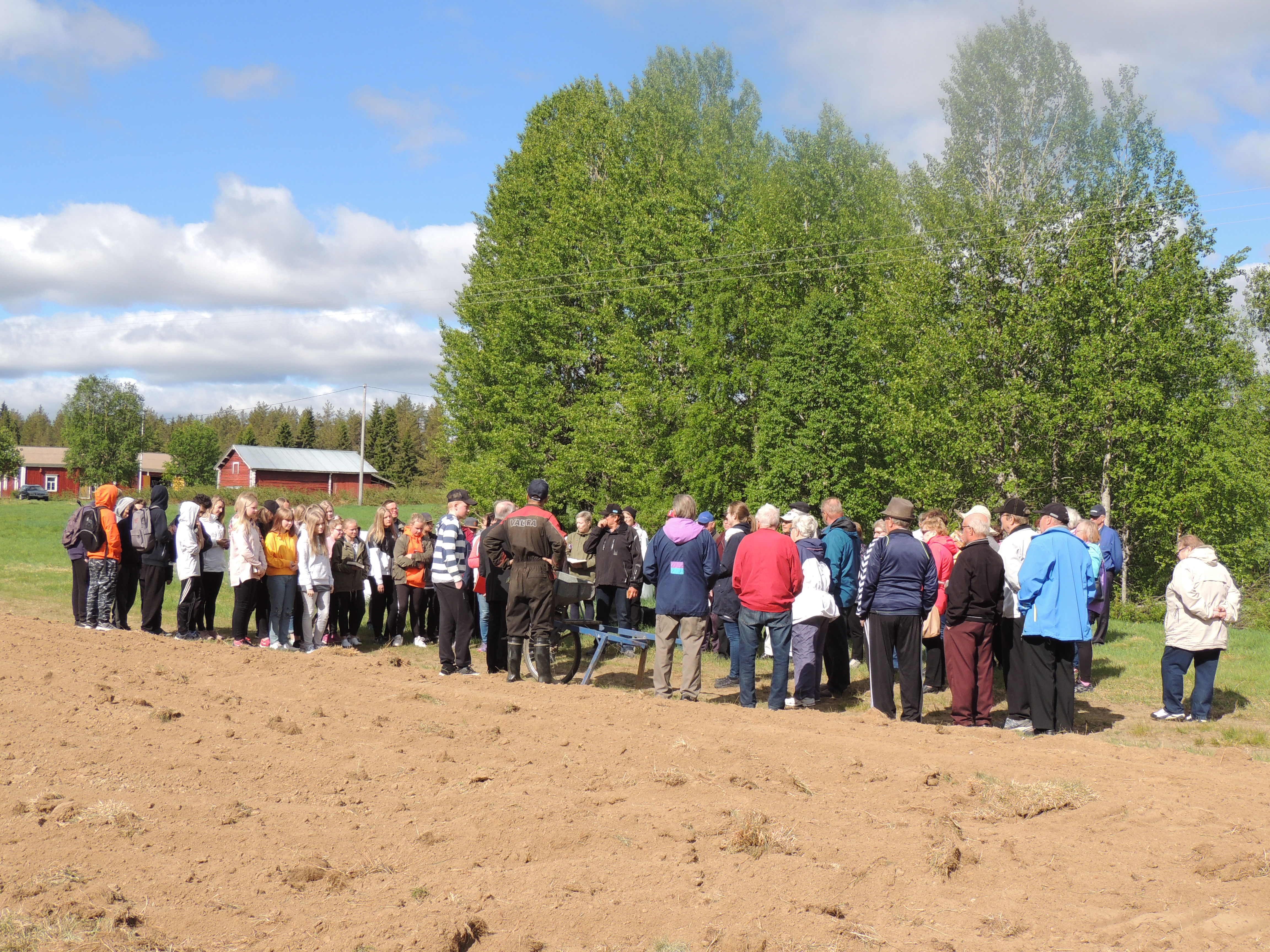 Toukosiunauksen suorittanut Pastori Erkki Piri sekä Toukokylvön suorittanut Rauno Keskitalo.