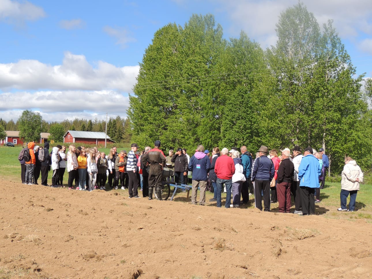 Toukosiunauksen suorittanut Pastori Erkki Piri sekä Toukokylvön suorittanut Rauno Keskitalo.