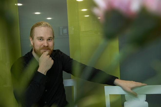 Mielenterveyden keskusliiton lakimies Oskari Korhonen perää avoimempaa keskustelua vakuutusyhtiöiden ratkaisupäätösten perusteluista.