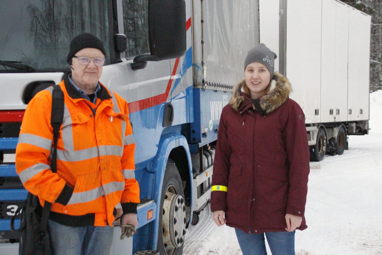 Pulkkilan autokoulu on ollut jo kolme vuotta Juhani Kronqvistin ja Aino Kronqvistin yhteinen yritys. Uutta kiirettä työhön tuo, kun rekkakortin autokoulussa ajaminen helpottui tammikuussa.