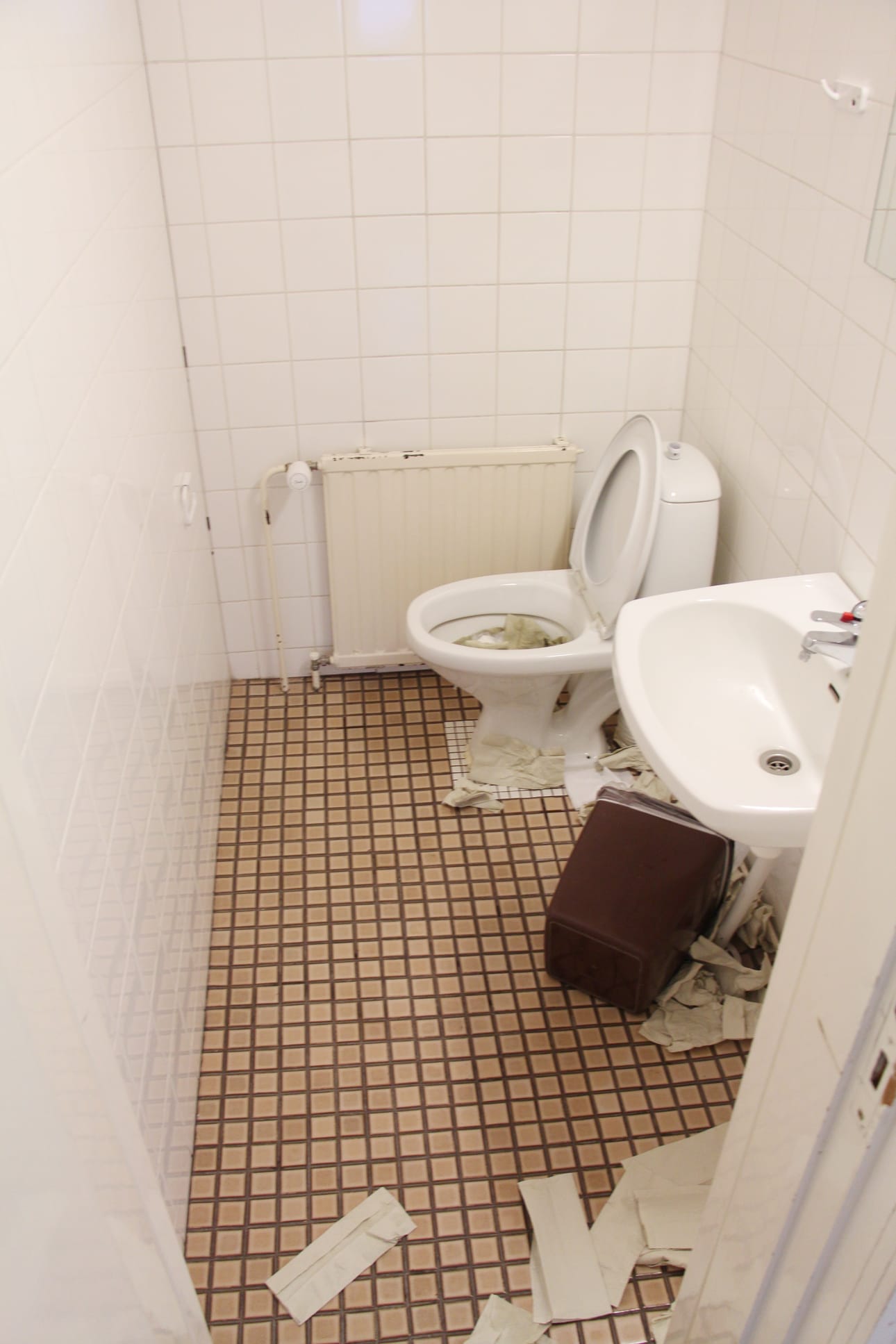 Vessanpönttö oli tukittu täyteen käsipyyhepaperia.