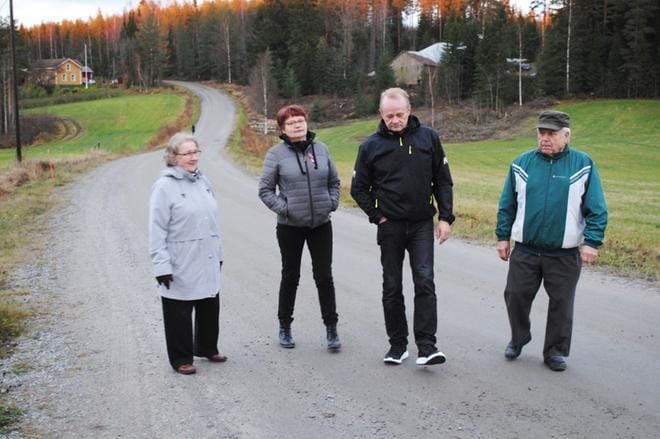 Ritva Sorila, Marja-Liisa Pienimäki, Jouko Järvinen ja Matti Yli-Kätkä ovat sitä mieltä, että tien päällystäminen olisi edullisin ratkaisu kunnossapidonkin kannalta. KUVA: EEVA-LIISA KULJU