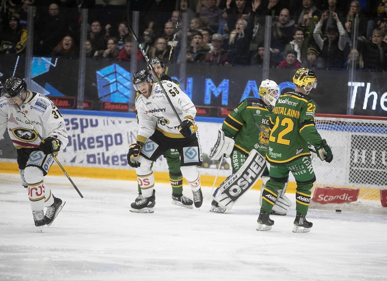 Kärppien Nicklas Lasu (vas.) tuulettaa ohjaamaansa 0–1-osumaa. Maalilla maskia tehnyt Jani Hakanpää rientää juhliin mukaan. Ilveksen kultakypärä Arttu Ruotsalainen on sen sijaan allapäin.