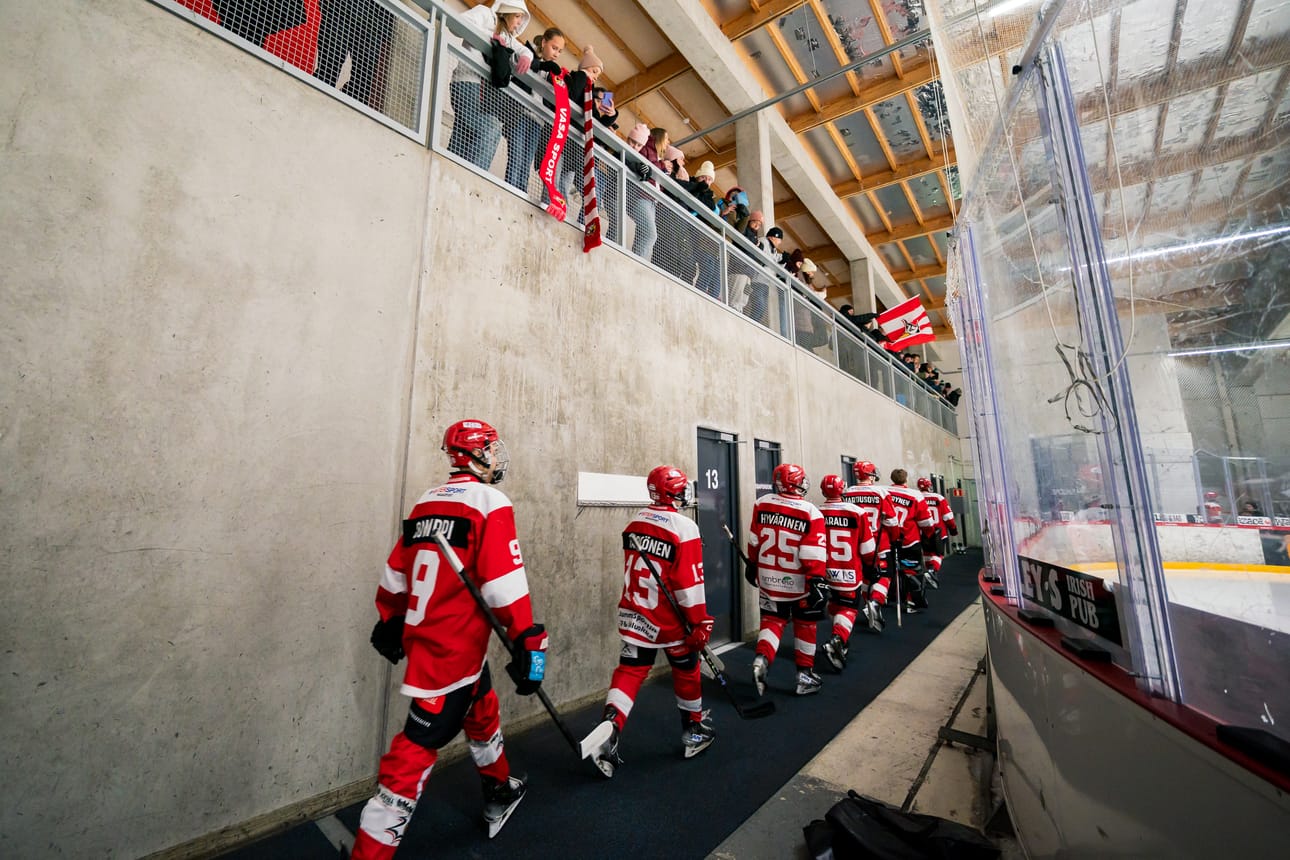 Tästä se lähtee. Vaasan Sportin U16-ikäluokka avasi lauantaina SM-sarjan kotihallissaan. Ensimmäinen vastustaja oli tamperelainen Ilves.