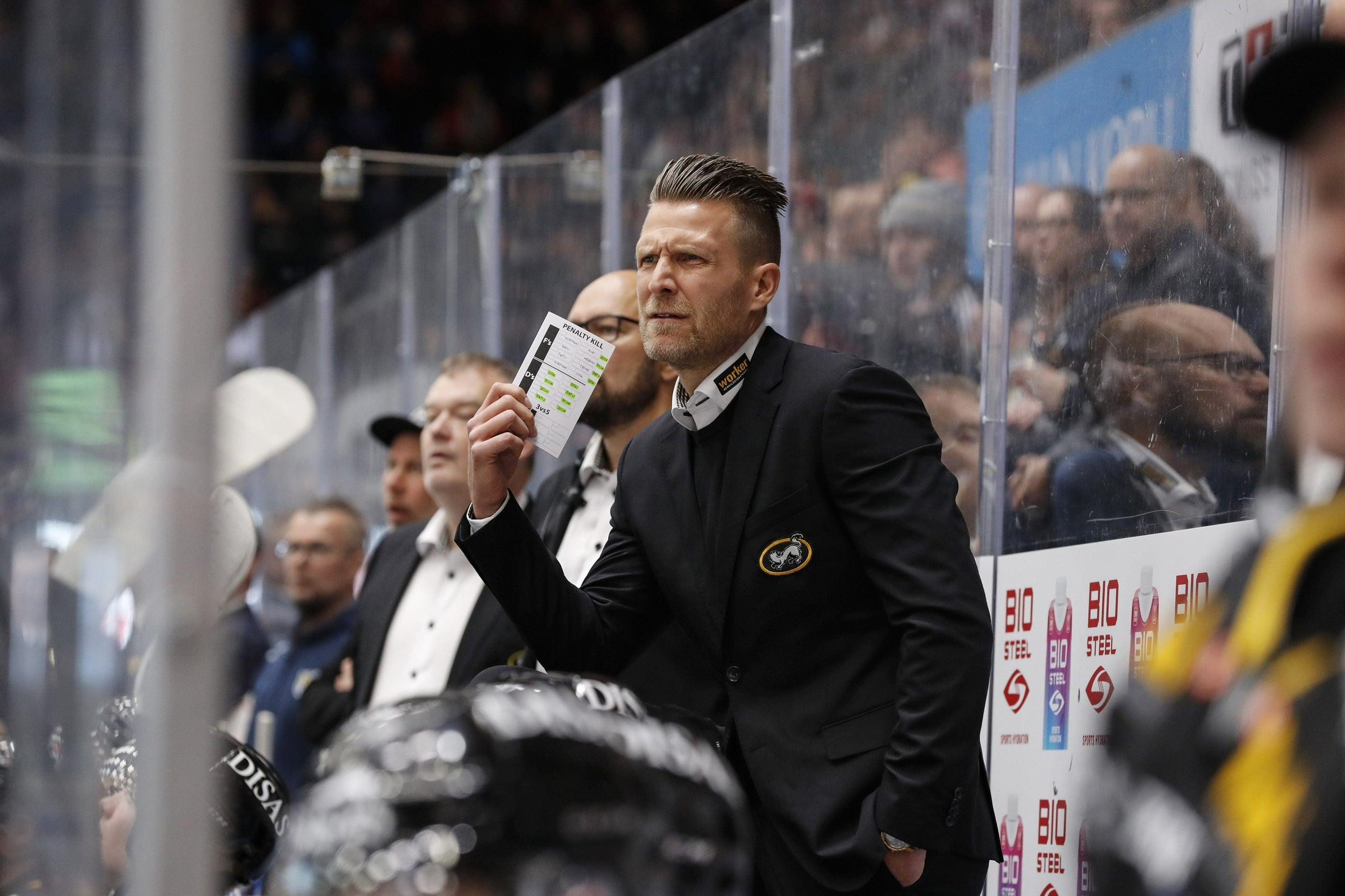 – Kannattajat ovat samanlainen osa kärppäyhteisöä kuin mekin olemme. Meidän täytyy pystyä ansaitsemaan heidän tukensa, kommentoi Kärppien päävalmentaja Ville Mäntymaa painotti.