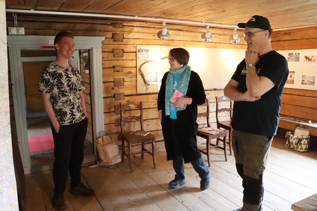 Kesän 2026 museon esittelijänä toimivalla Jaakko Liinamaalla (vas.) ja näyttelyiden kokoajilla Airi Laksolla ja Jorma Marttilalla on ollut hauskaa vanhojen sanontojen parissa.