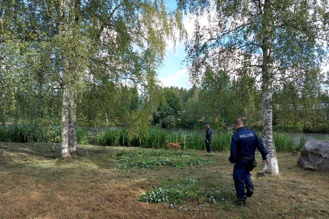 Pohjanmaan poliisi tekee poliisikoiran avulla esine-etsintöjä Kurejoen rannassa Alajärven tiistaiseen ampumistapaukseen liittyen. KUVA: SARI HEINILÄ