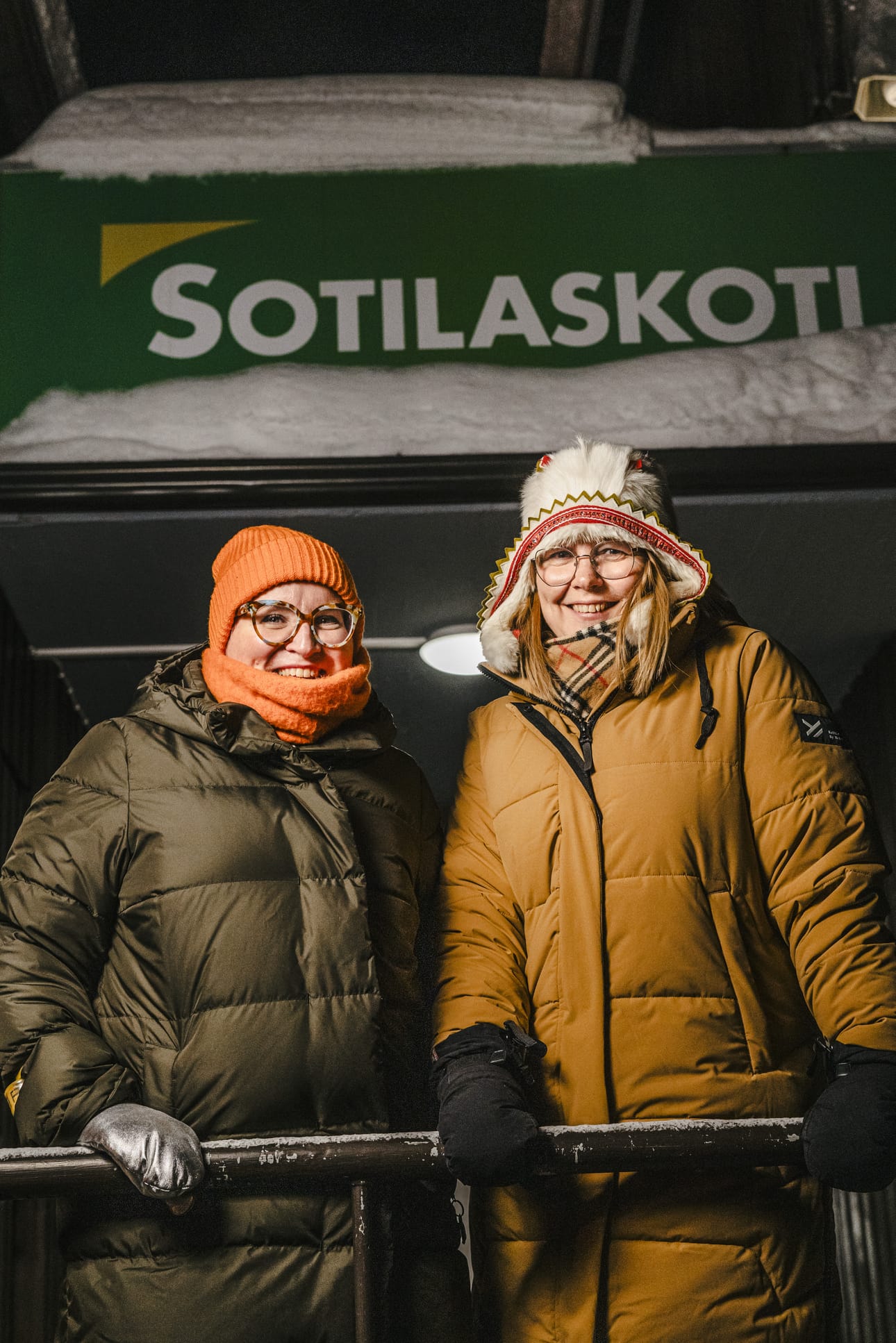 Kansainvälinen vertailu lisäsi Suomen painetta uudistaa naisten asepalvelus 90-luvulla. EU-jäsenyyden kynnyksellä Suomi halusi edistää tasa-arvoa, ja laki hyväksyttiin yksimielisesti. Ilman muutosta Tuuli Kuutti (vas.) ja Maria Astrén olisivat harkinneet sotilasuraa ulkomailla.