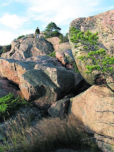 Saaristomeren kallioissa näkyy kivien pienen kiertokulun jäljet.
