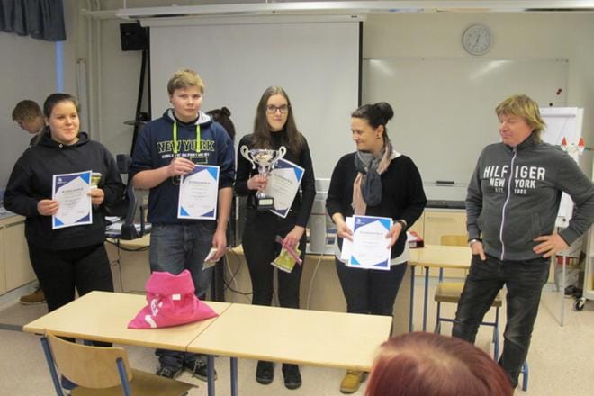 Roosa Ala-Nisula (vas.), Teppo Hautamäki ja Tuovi Salo matkaavat Taitaja9-aluekilpailuun Vaasaan. Heidän ohjaajinaan toimivat Eeva-Leena Wallin-Niemelä ja Juha Välisaari. KUVA: SEDU