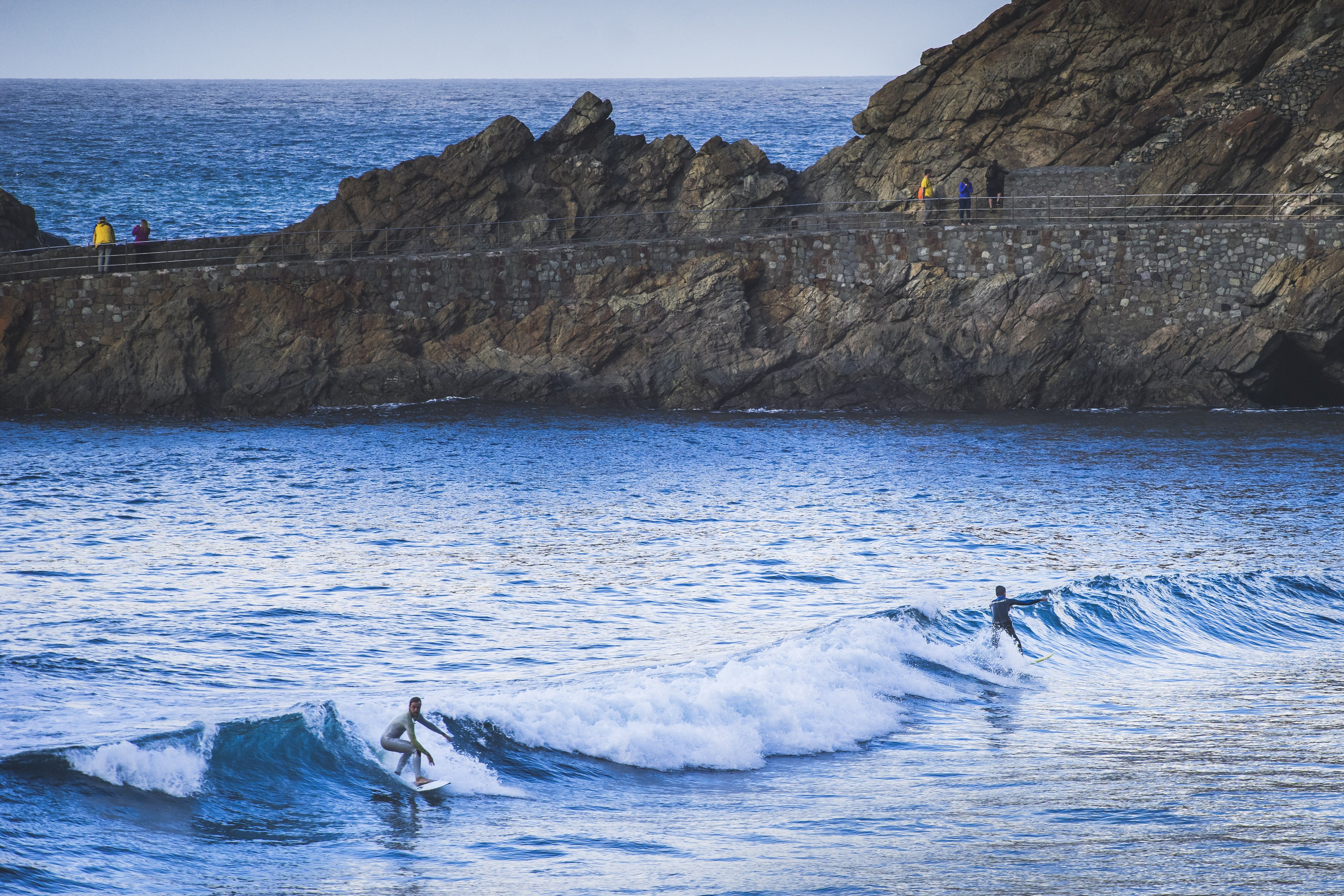 Surffaajat aallolla mustahiekkaisella Rogue de las Bodegasin rannalla Teneriffan pohjoisosassa.