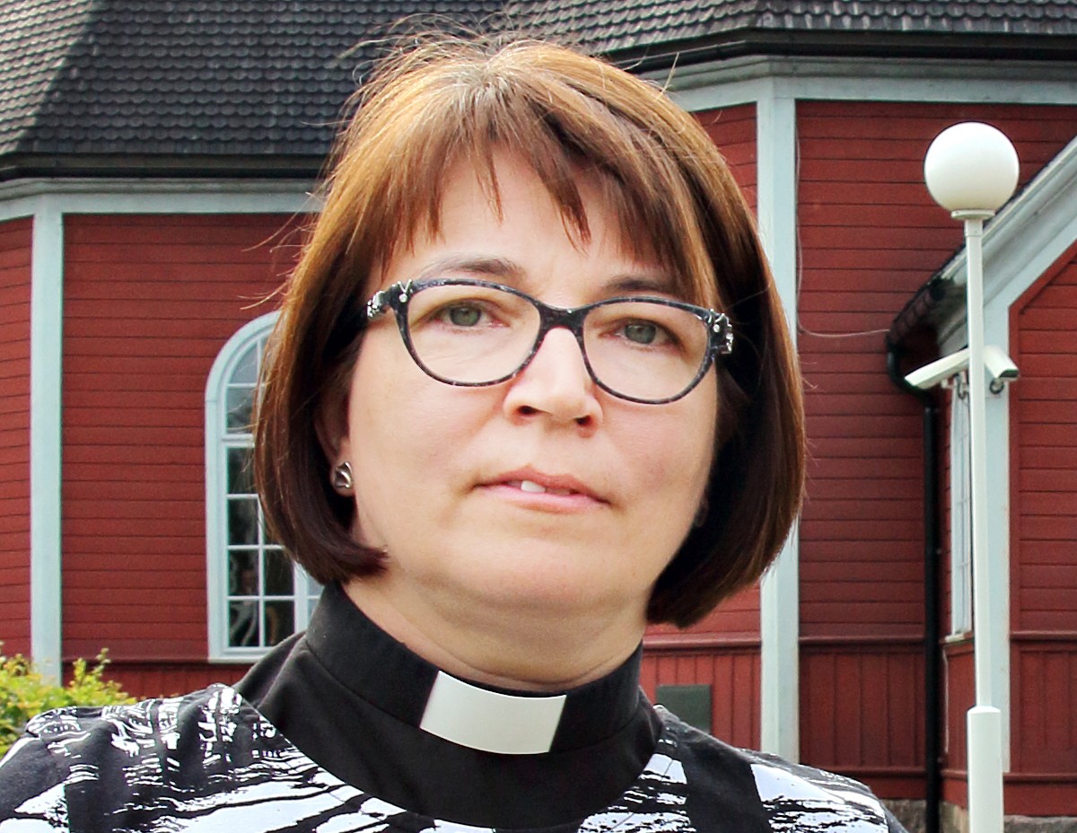 Kirkkoherra Eija Nivala kertoo kirkon kustannusarvion perustuvan pitkän elinkaaren tavoitteeseen.