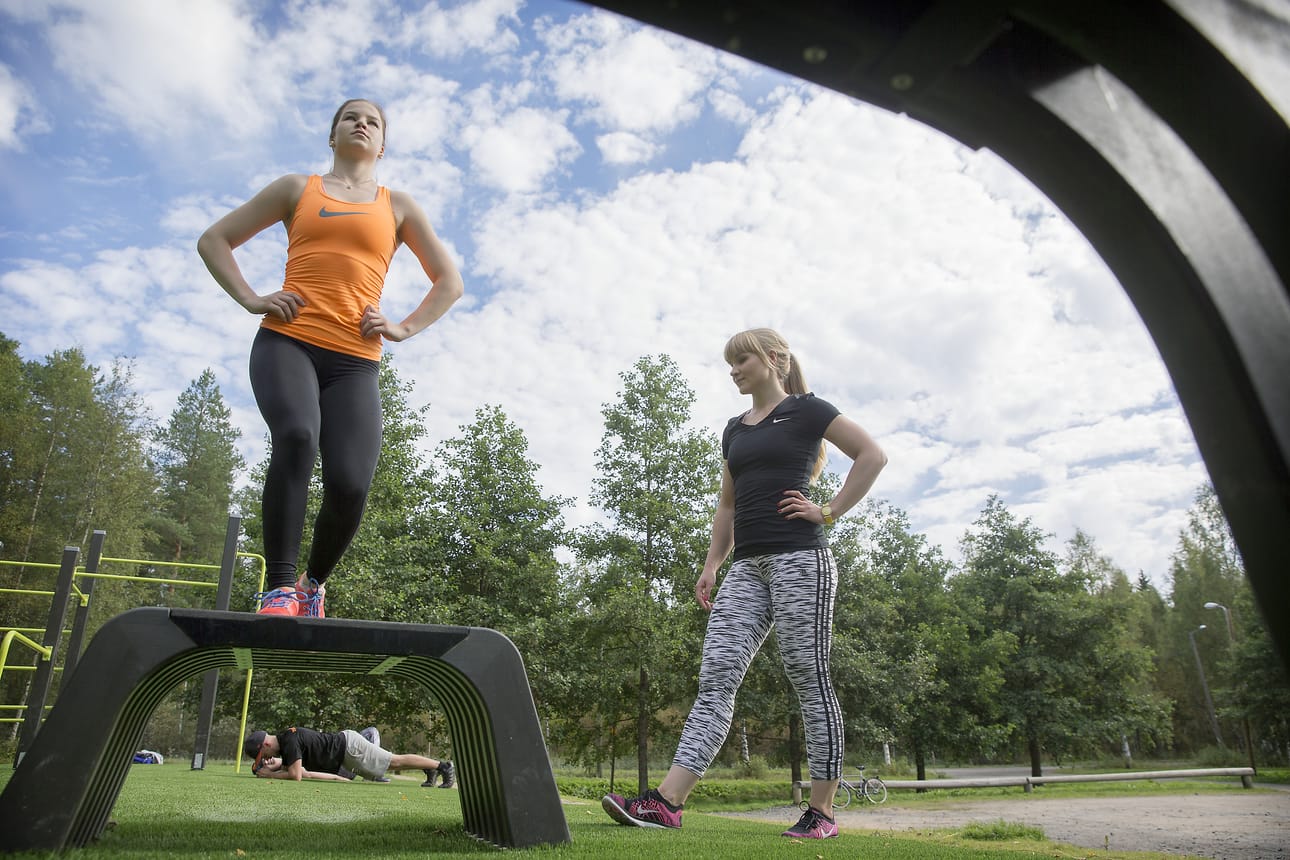 Personal trainer Maikki Marjaniemi ja oranssissa paidassa treenaava Jenni Junnikkala testasivat Hiirosen urheilupuiston.