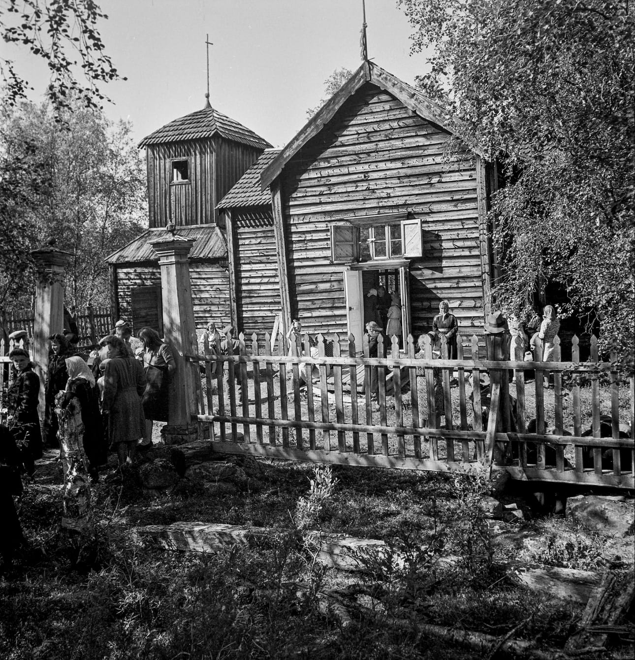 1940-luvulla Pielpajärven kirkko oli viimeistä kertaa aktiivikäytössä. Kuvassa seurakuntalaisia kirkolla vuonna 1946.