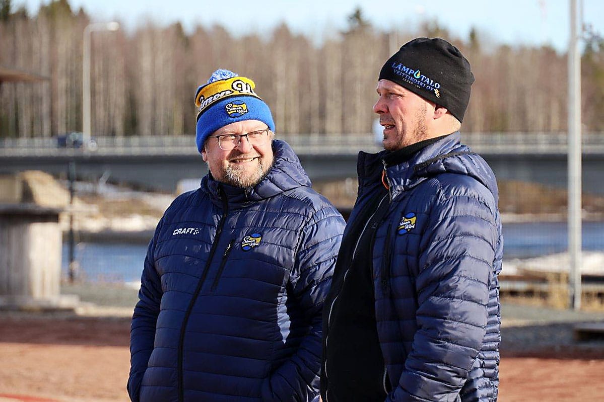 Janne Anttila (vas.) ja Marko Veittikoski valmentavat Simon Kirin Ykköspesisjoukkuetta.
