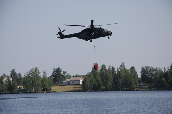 Sammutushelikopteri tankkasi sukkansa Palojärvestä. KUVAT: JUHA AHO-PYNTTÄRI