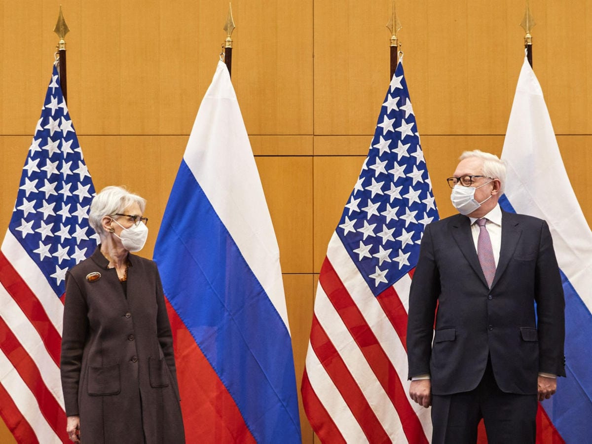 Yhdysvaltojen ja Venäjän neuvottelut Sveitsin Genevessä ovat alkaneet. Ennen neuvotteluiden alkua maiden varaulkoministerit Wendy Sherman (vas.) ja Sergei Rjabkov (oik.) poseerasivat valokuvaajille. LEHTIKUVA/AFP