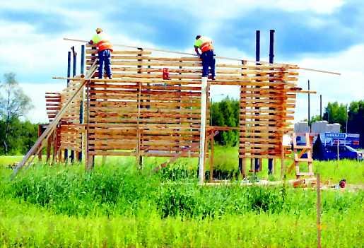 Ikkuna tulevaisuuteen. Marrak Oy:n miehet Kauko (oik.) ja Keijo Kärnä rakensivat Haaransillalle taideteoksen, joka on saanut aiheensa Limigan jo kadonneesta latomerestä.