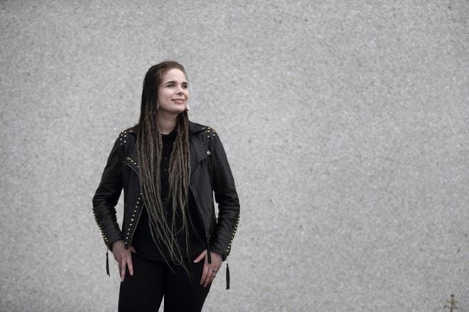 Emilia Veikkola valmistuu ylioppilaaksi Seinäjoen lukiosta kolmetoista ainetta kirjoittaneena. KUVA: KARI LÖFHJELM