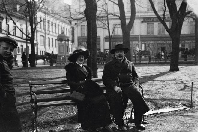 Aino Kajanus ja Eino Leino Esplanadin puistossa 1913. KUVA: ELSA ROSCHIER. KIRJASTA VIRVATULI