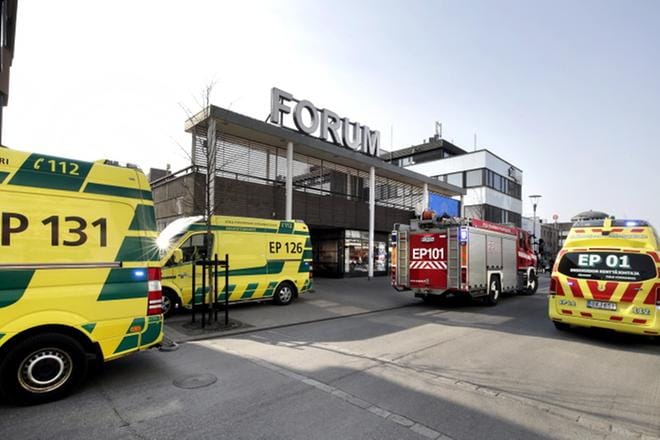 Hälytys ammoniakkivuodosta toi vuotopaikalle joukon ambulansseja ja paloautoja. Ammoniakki ei ehtinyt kuitenkaan aiheuttaa terveyshaittoja. KUVA: JOUKO HÄNNINEN