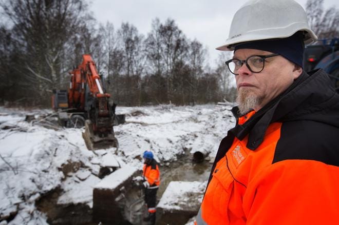 Parisen vuotta sitten verkostopäällikkö Jari Jantunen valvoi runkovesijohdon saneerausta Rytilaaksossa. Nyt työn alle otetaan toinen päävesijohto. ARKISTOKUVA: MINNA ANTILA