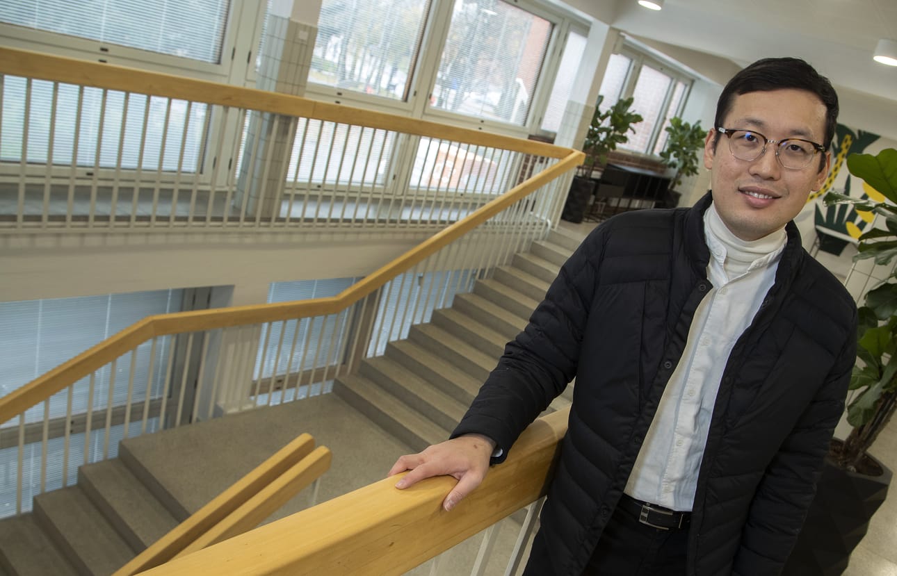 Eteläkorealainen Jeongdo Kim on opiskellut suomen kieltä ensin Japanissa ja sitten Suomessa. Hän on väitellyt tohtoriksi suomen kielen onomatopoeettisista sanoista. Kansalliskielen opiskelu on ollut hänelle yksi keino osoittaa kunnioitusta Suomea kohtaan.