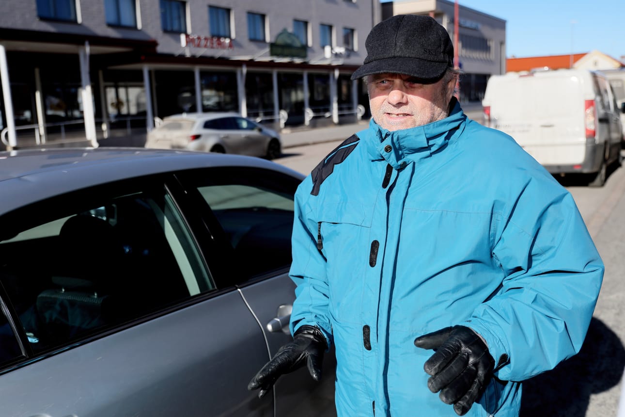Juhani Lattusella on jalkaproteesi, ja sen lisäksi hän sairastui pahaan astmaan joitakin vuosia sitten. Siksi asiointipaikan läheisyydessä sijaitsevat invapaikat ovat hänelle todella tärkeitä.