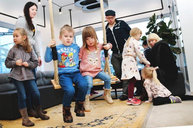 Lucas ja Clarissa Kandolin onnistuivat valtaamaan keinun, joka oli päivän aikana lasten mielestä ehdottomasti yrityksen hauskin työkalu. Kuvat Virpi Kupiainen-Ämmälä