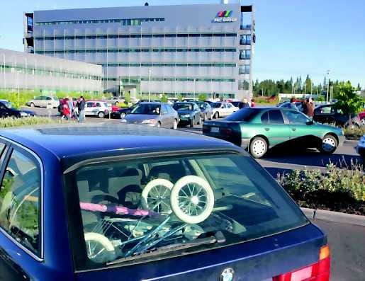 Ulosmarssien ruuhka. Autot ruuhkauttivat PKC:n parkkipaikan, kun yrityksen työntekijät poistuivat mielenosoituksellisesti työpaikaltaan elokuun lopulla. Ulosmarssit ovat olleet arkipäivää yt-neuvottelujen tavoin muillakin työpaikoilla.