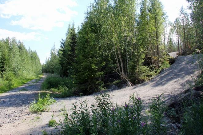 Kauhavan uudet, ulkoilijoille, kuntoilijoille ja urheilijoille tarkoitetut kuntokumpareet sijaitsevat Mäki-Hannuksen kuntoradan lähellä. Väyliä kulkee yksityistien yli, minkä vuoksi kyseisen tien tiehoitokunta on lähestynyt kaupunkia kirjeellä. KUVA: MIA KÄRKKÄINEN