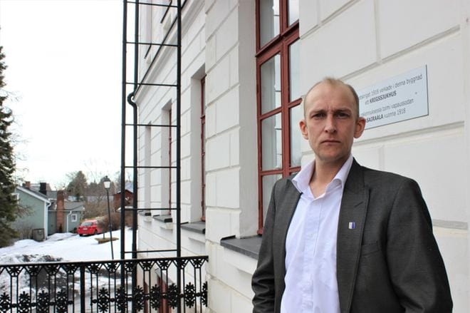 Uhkauskirjeen saanut Henrik Antfolk (r.) ei ole peloissaan. – Tällaiset asiat pitää nostaa pöydälle. KUVA: LOTTA KALLIO