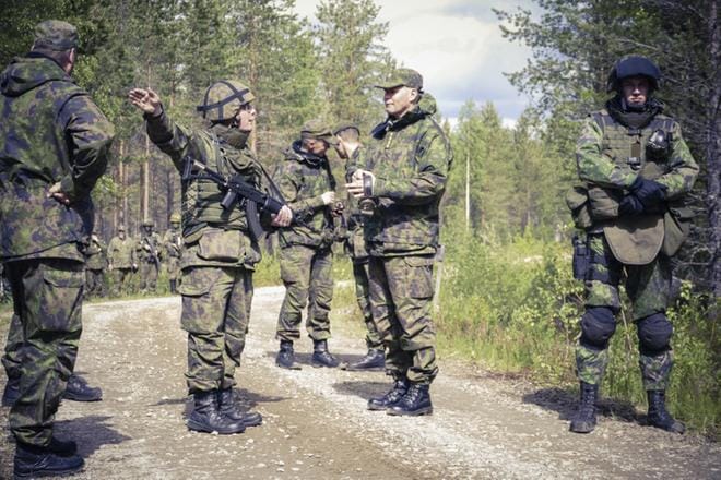 Puolustusvoimien komentaja Jarmo Lindberg keskustelemassa varusmiehen kanssa harjoituksen kulusta, jota hän on tullut seuraamaan. Arkistokuva. KUVA: Satu Hujanen