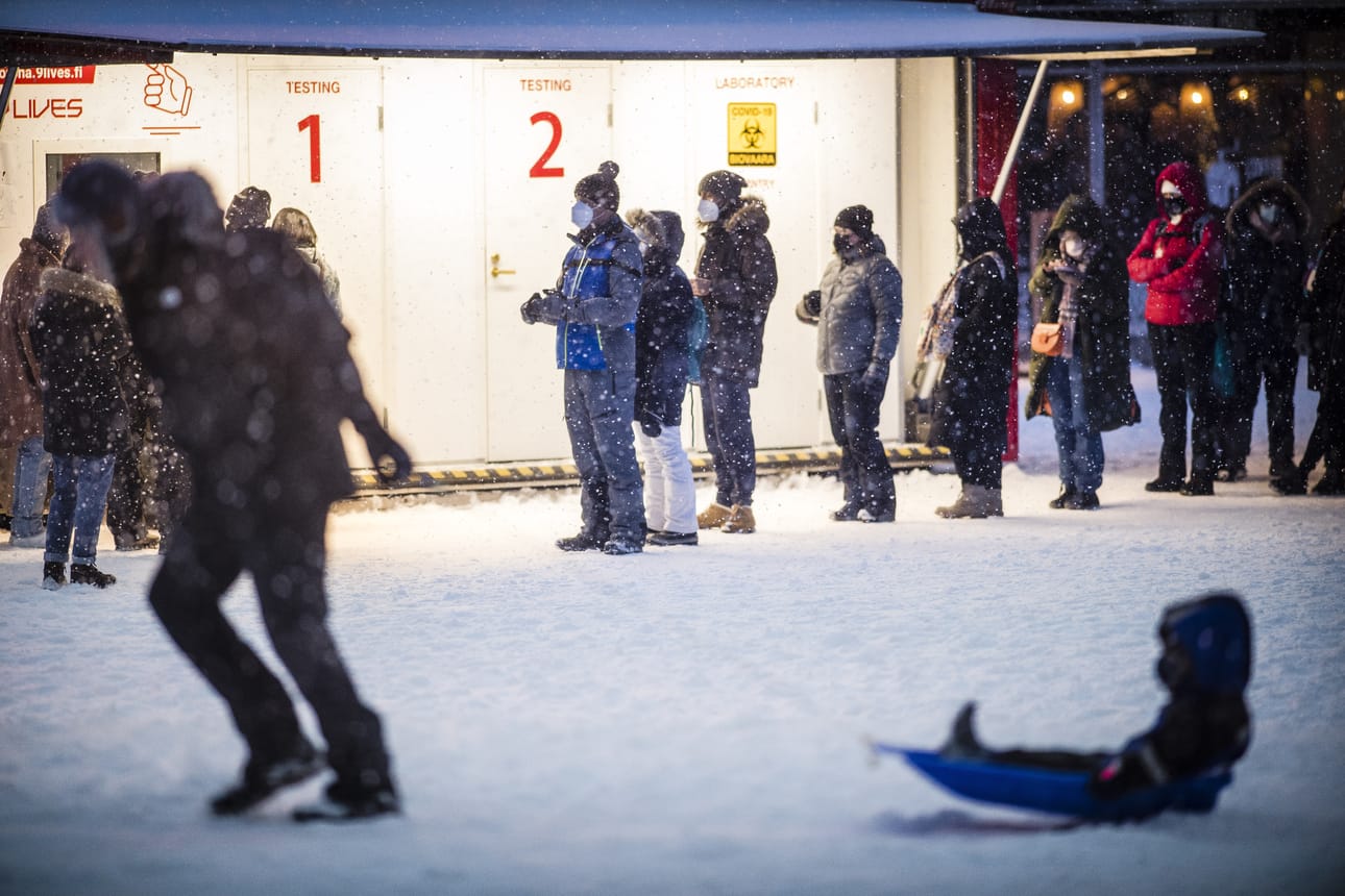 Matkailijat jonottivat koronatestaukseen Rovaniemen Lordinaukiolla.