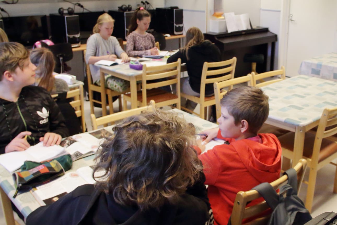Koulupsykologin työpanosta tarvittaisiin Kärsämäellä enemmän kuin sitä tällä hetkellä on saatavilla. Valtuusto päätti perustaa kuntaan oman koulupsykologin viran. Kuva Venetpalon koululta historian tunnilta viime keväältä.