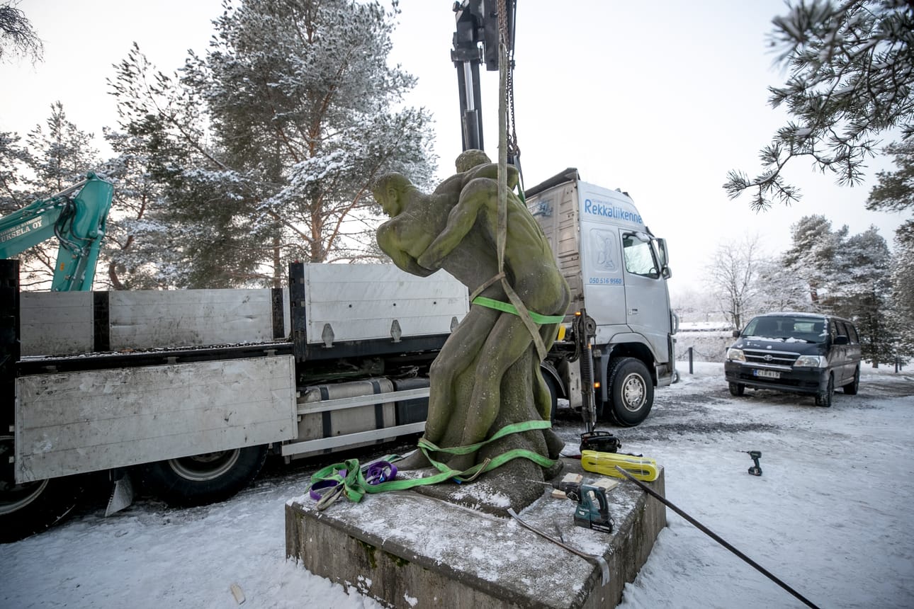 Painijoita ei ole helppo siirtää sijoiltaan, sen huomasivat patsaan siirtäjät Nurmossa.