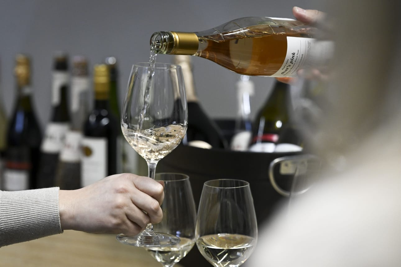 Uudistuksen myötä päivittäistavarakaupoissa voi myydä nykyistä vahvempia alkoholijuomia. LEHTIKUVA / Emmi Korhonen