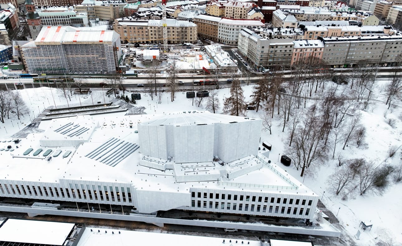 Finlandia-talosta uusittiin muun muassa julkisivumateriaali eli marmorilevyt. Rakennus sai nyt jo kolmannen marmorikuorensa. LEHTIKUVA / Heikki Saukkomaa