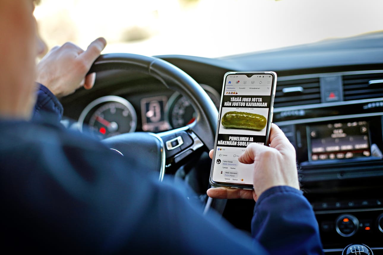 Kaikki, mikä ei edistä ajoneuvon turvallista kuljettamista, häiritsee ajamista. Viestivälineen, kuten puhelimen, käyttö kädessä pitäen autoa tai muuta moottoriajoneuvoa ajaessa on aina kielletty.