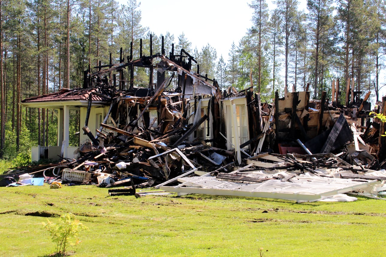 Tuli tuhosi kaksikerroksisen omakotitalon kokonaan.
