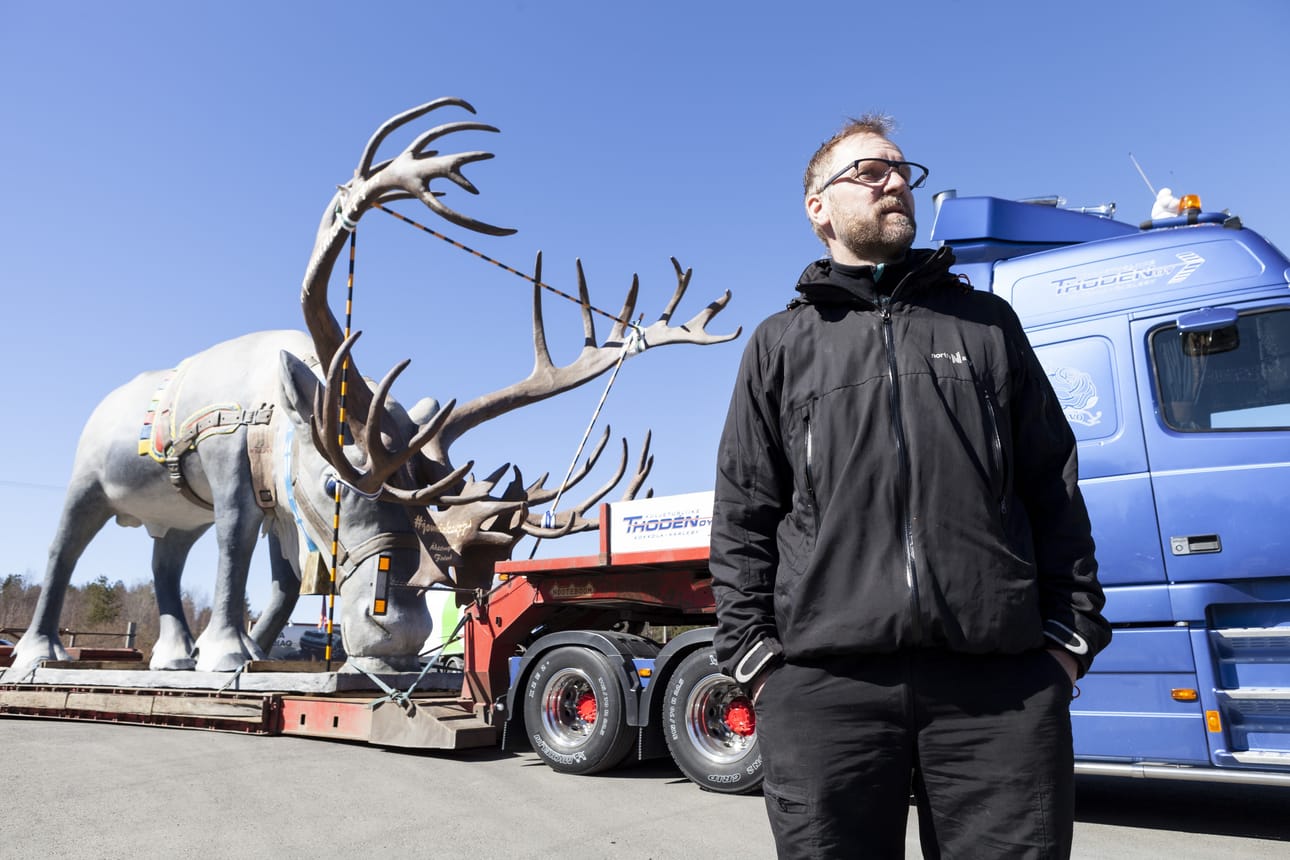 Jättiporon on tehnyt taiteilja Kimmo Takarautio.