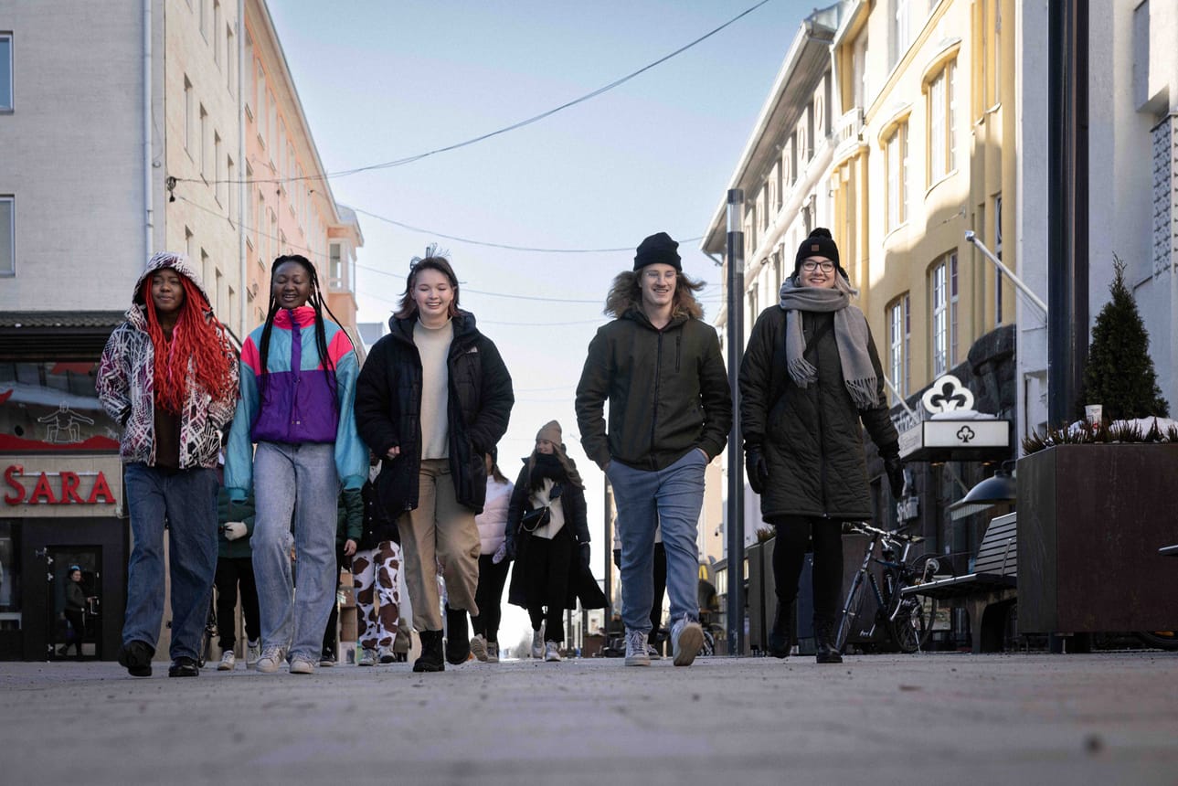 OSAOn englanninkieliset koulutusohjelmat sopivat kansainvälisten opiskelijoiden lisäksi myös suomea äidinkielenään puhuville, jotka haluavat opiskella englanniksi ja saada paremmat valmiudet vaikkapa työskentelyyn ulkomailla.