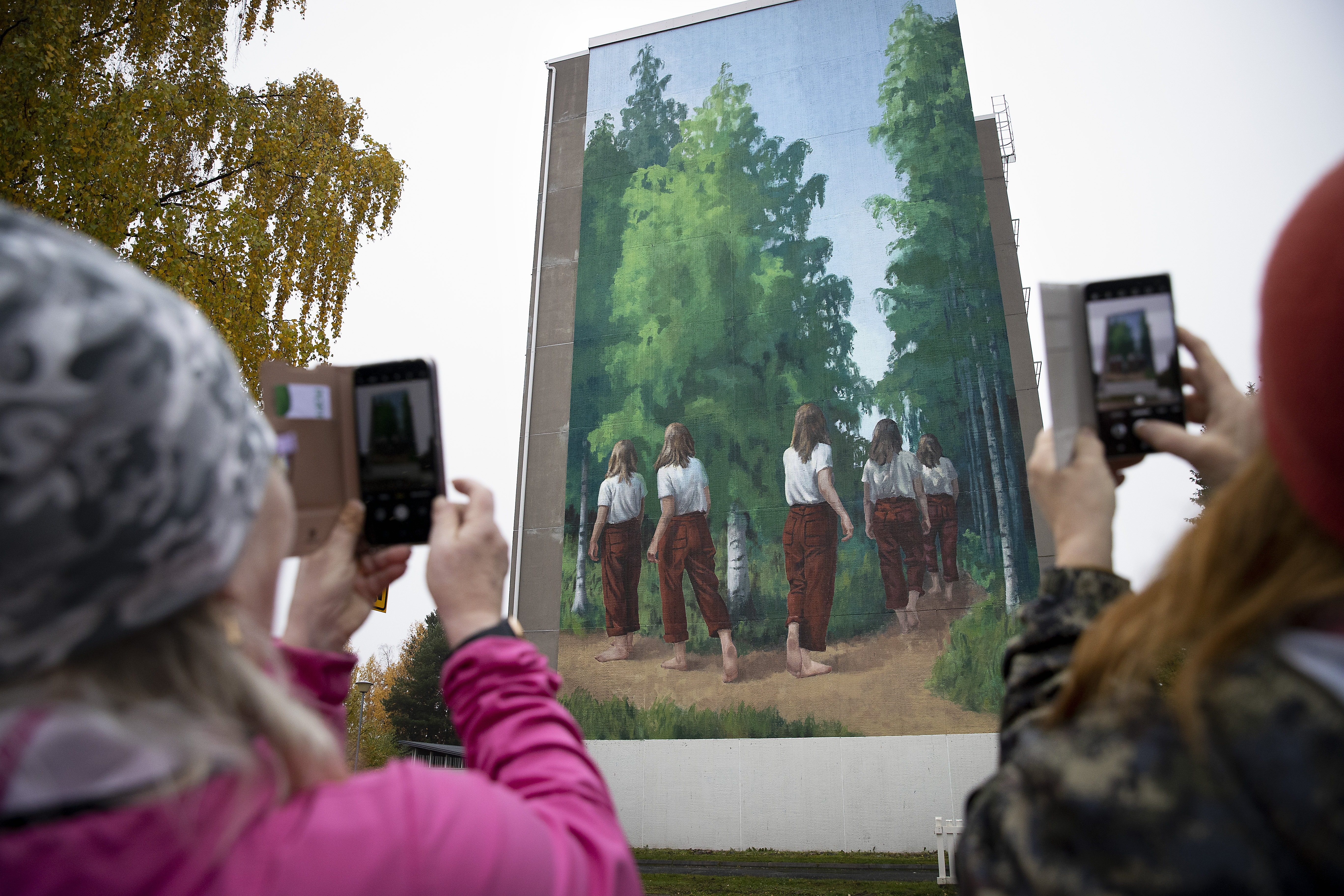 Kuvassa oleva ensimmäinen Oulu2026-muraali julkaistiin loppuvuonna 2022 Rajakylässä. Vuonna 2023 muraali maalattiin Tuiraan. Tänä vuonna muraali maalataan Myllyojalle.